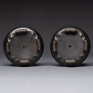 A pair of Japanese Imari baluster vases and covers on wooden stands, Edo, 18th C. — foto 9