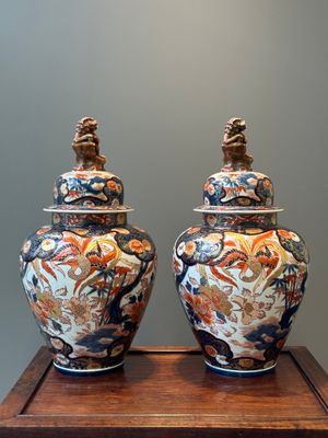 A pair of Japanese Imari covered vases, Edo, 18/19th C. — 照片 2