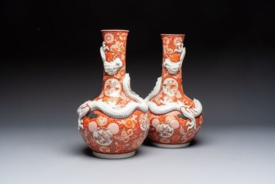 A pair of Japanese Imari 'Dragon' vases, Hichōzan Shinpo 肥碟山信甫 mark, Meiji, 19th C.