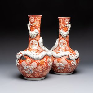 A pair of Japanese Imari 'Dragon' vases, Hichōzan Shinpo 肥碟山信甫 mark, Meiji, 19th C. — foto 1