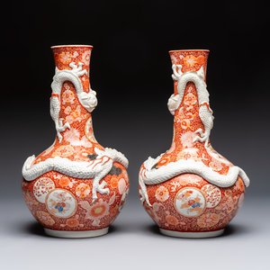 A pair of Japanese Imari 'Dragon' vases, Hichōzan Shinpo 肥碟山信甫 mark, Meiji, 19th C. — foto 3