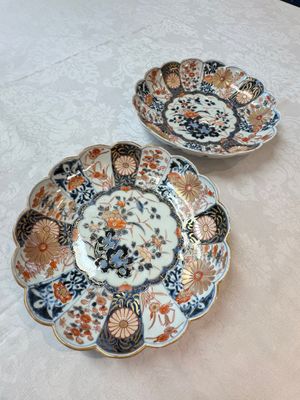 A pair of Japanese Imari lobed plates with floral design, Edo, 18th C. — photo 1