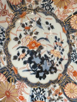A pair of Japanese Imari lobed plates with floral design, Edo, 18th C. — photo 19