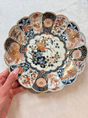 A pair of Japanese Imari lobed plates with floral design, Edo, 18th C. — photo 2
