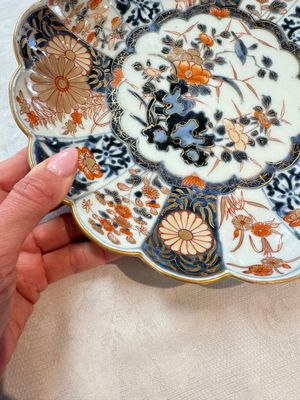 A pair of Japanese Imari lobed plates with floral design, Edo, 18th C. — photo 3