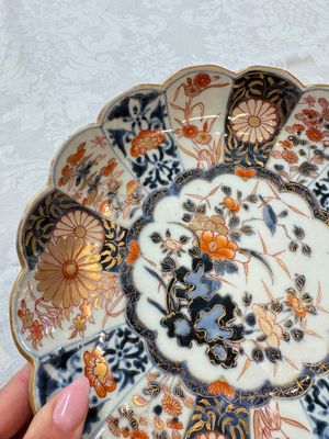 A pair of Japanese Imari lobed plates with floral design, Edo, 18th C. — photo 4