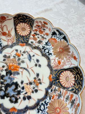 A pair of Japanese Imari lobed plates with floral design, Edo, 18th C. — photo 5