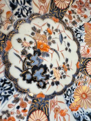 A pair of Japanese Imari lobed plates with floral design, Edo, 18th C. — photo 7