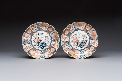 A pair of Japanese Imari lobed plates with floral design, Edo, 18th C.
