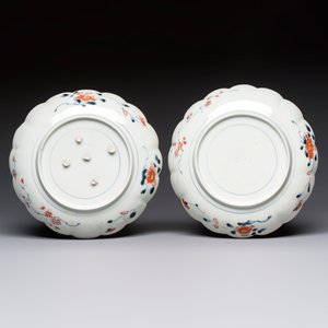 A pair of Japanese Imari lobed plates with floral design, Edo, 18th C. — photo 2
