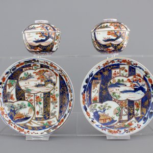 A pair of Japanese Imari porcelain cups and covers on stand, 18th C. — photo 1