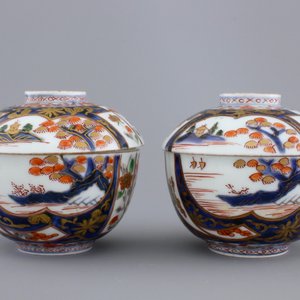 A pair of Japanese Imari porcelain cups and covers on stand, 18th C. — photo 11