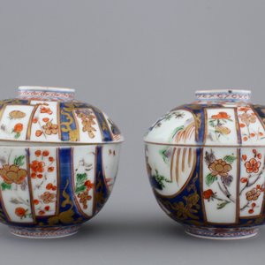 A pair of Japanese Imari porcelain cups and covers on stand, 18th C. — photo 12