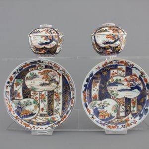 A pair of Japanese Imari porcelain cups and covers on stand, 18th C. — photo 13