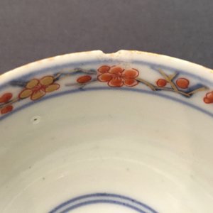 A pair of Japanese Imari porcelain cups and covers on stand, 18th C. — photo 2