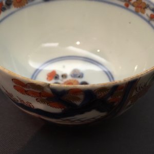 A pair of Japanese Imari porcelain cups and covers on stand, 18th C. — photo 3