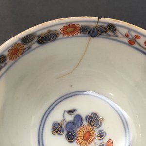 A pair of Japanese Imari porcelain cups and covers on stand, 18th C. — photo 5