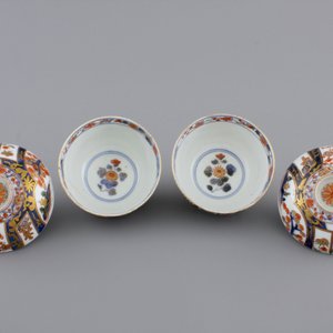 A pair of Japanese Imari porcelain cups and covers on stand, 18th C. — photo 6