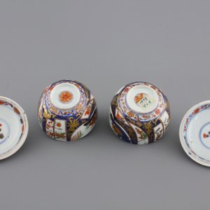 A pair of Japanese Imari porcelain cups and covers on stand, 18th C. — photo 7