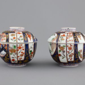A pair of Japanese Imari porcelain cups and covers on stand, 18th C. — photo 9