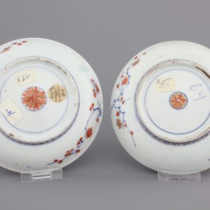 A pair of Japanese Imari porcelain cups and covers on stand, 18th C. — photo 10