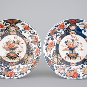 A pair of Japanese Imari porcelain dishes, 17/18th C. — 照片 1
