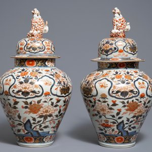A pair of Japanese Imari vases and covers with floral design, Edo, 17th C. — 照片 3