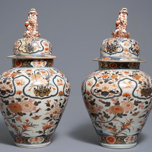 A pair of Japanese Imari vases and covers with floral design, Edo, 17th C. — 照片 4
