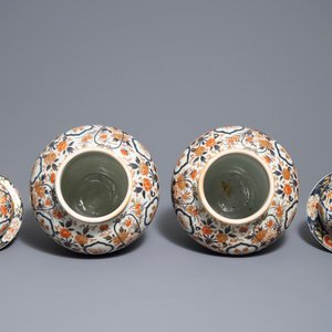 A pair of Japanese Imari vases and covers with floral design, Edo, 17th C. — 照片 5