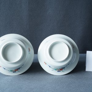 A pair of Japanese Kakiemon bowls with floral designs, Edo, 17/18th C. — 照片 10
