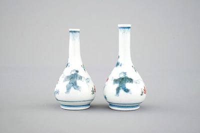 Une paire de vases miniatures en porcelaine de Japon, Kakiemon, 17/18ème
