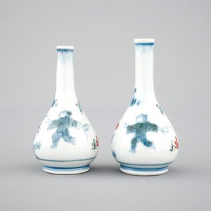 A pair of Japanese Kakiemon porcelain miniature vases, 17/18th C. — 照片 1
