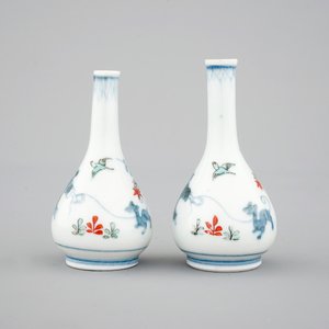 A pair of Japanese Kakiemon porcelain miniature vases, 17/18th C. — 照片 2