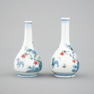 A pair of Japanese Kakiemon porcelain miniature vases, 17/18th C. — 照片 3