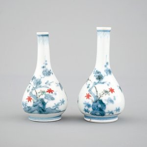 A pair of Japanese Kakiemon porcelain miniature vases, 17/18th C. — 照片 4