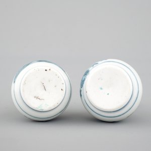 A pair of Japanese Kakiemon porcelain miniature vases, 17/18th C. — 照片 5