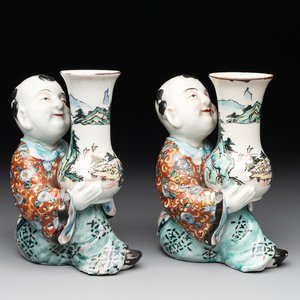 A pair of Japanese polychrome boy-shaped vases, 19th C. — foto 1