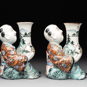 A pair of Japanese polychrome boy-shaped vases, 19th C. — foto 2