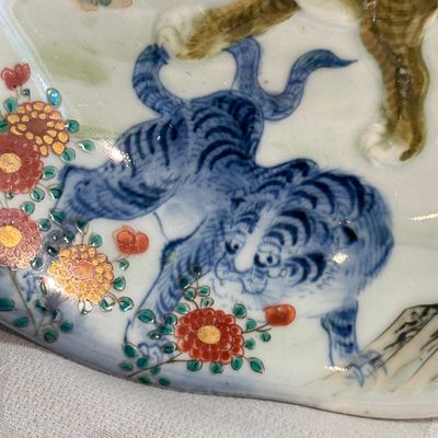 A pair of Japanese polychrome 'Tiger' dishes — photo 9