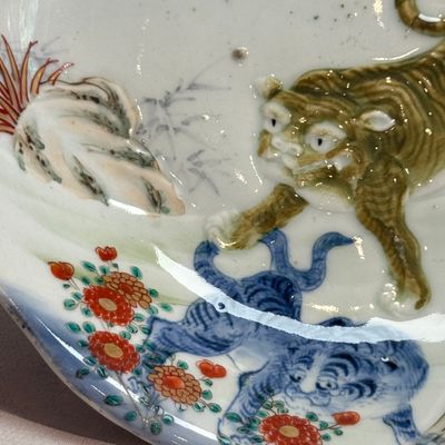 A pair of Japanese polychrome 'Tiger' dishes — photo 2