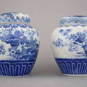A pair of Japanese porcelain blue and white Arita jars and covers, 19th C. — 照片 2