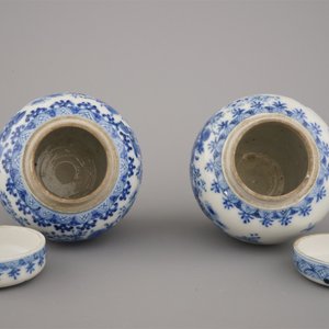 A pair of Japanese porcelain blue and white Arita jars and covers, 19th C. — 照片 6