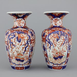 A pair of Japanese porcelain imari vases, late Meiji, 19th C. — 照片 1