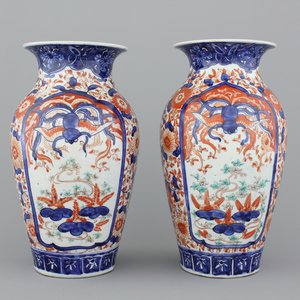 A pair of Japanese porcelain imari vases, late Meiji, 19th C. — 照片 1