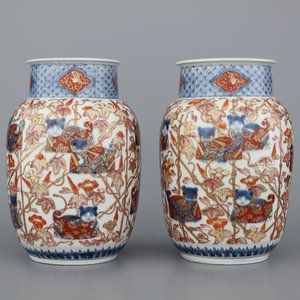 A pair of Japanese porcelain Imari vases with cats, 19th C. — 照片 1