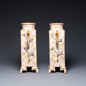 A pair of Japanese Satsuma 'Shimazu Mon' vases on elephant-form feet, Meiji, 19th C. — photo 2