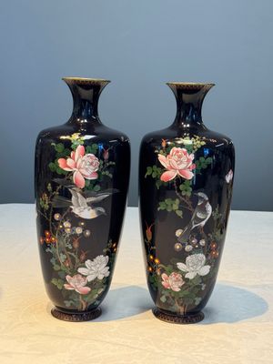 A pair of Japanese silver-wired cloisonné enamel vases with birds among flowering branches, Meiji period, 19th C. — photo 1