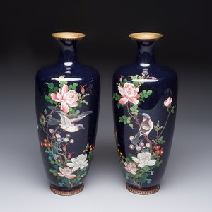 A pair of Japanese silver-wired cloisonné enamel vases with birds among flowering branches, Meiji period, 19th C. — photo 1