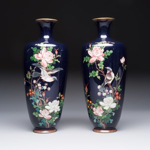 A pair of Japanese silver-wired cloisonné enamel vases with birds among flowering branches, Meiji period, 19th C. — photo 2