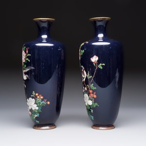 A pair of Japanese silver-wired cloisonné enamel vases with birds among flowering branches, Meiji period, 19th C. — photo 3